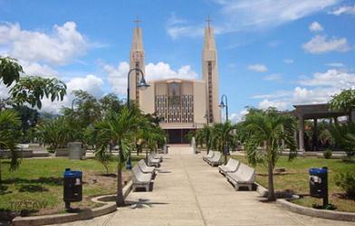 Parque y catedral San Isidro Perez Zeledon